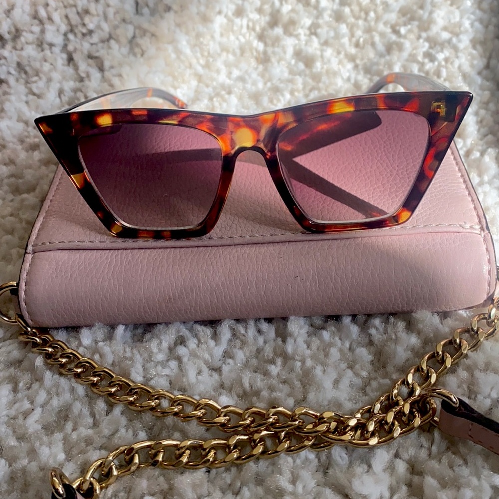 Stylish Tortoise Shell Sunglasses! - Picture 5 of 5